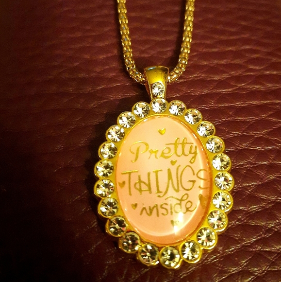 🎀Pretty Things Inside💎Oval Crystal Necklace🎀 - Picture 2 of 2